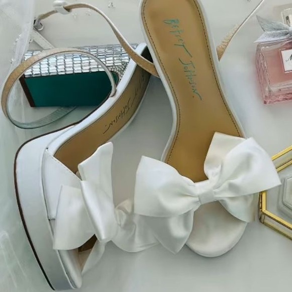 Betsey Johnson White Bow Women's Shoes - Picture 3 of 9